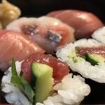 南柏 旬の鮮魚と四季の地酒 すしの磯一 - 巻物ははじを切らない方が嬉しいですよね。