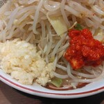 Buta yama - 小ラーメン900円、全マシアレ(ニンニク豆板醤)ニンニクとアレ(2024.4.1)