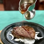 グリル グランド - 特製ソースで目の前でかける演出