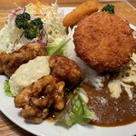 カレー倶楽部ルウ - ダブル金賞カレー(チーズとクリームコロッケトッピング)別アングル