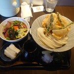 Kamaage Udon Suzuan - 新たまねぎとアスパラのかきあげぶっかけうどんとシャキシャキキャベツの切り落としビーフまぜごはんＳＥＴ+自家製べったら