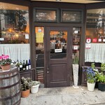 Ile de Manger - 木の建具、店頭に花の鉢植え雰囲気ムンムン