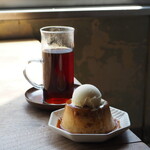 BUoY cafe - プリンバニラアイス乗せ（650円） 読み上げるコーヒー「これ以上悪くない私のふるまい」（650円）