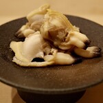 鮨 やすみつ - 生姜で炊いた浅利