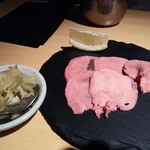 Tanto Remonsawa Yakiniku Juutan - じゅうたん厳選コース
                        2.5h飲み放題付 7,980円の炙り10秒牛タン