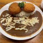 カレー倶楽部ルウ - チーズコロッケ&牛すじコロッケカレー(チーズトッピング)