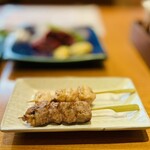 Hyakkan - (奥から)鶏串と豚カシラ