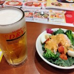 ガスト - 生ビール、ケールと蒸し鶏のサラダ