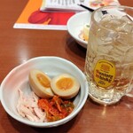 ガスト 秋田山王店 - 煮玉子、蒸し鶏、キムチ、ハイボール