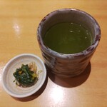 h Ikina Sushi Dokoro Abe - セットの小鉢とお茶