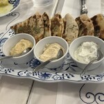 ギリシャ料理 taverna ミリュウ - 前菜盛り合わせ（ピタパン、ディップ3種類：フムス、タラモ、ギリシャヨーグルト）