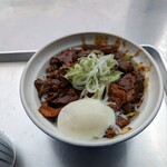 きつねや - ホルモン丼：900円 ＋ 半熟卵：100円