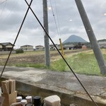 時とまるudon - 案内されたのは、特等席？の讃岐富士の見えるカウンター席