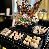 ガストロノミー ジョエル・ロブション - とにかく、ワゴンがすごい！
                    まさに、グランメゾンのそれです。
                    まずは、バリエーション豊かなパンのワゴン。