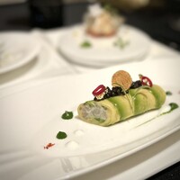 ガストロノミー ジョエル・ロブション - ◆  １のお皿
                      　・サヤインゲンのミモザ仕立て　フォワグラのコポー
                      　・桜鯛とアボカドのカネロニ仕立て
                      　・レモンとバニラのジュレを纏ったオマール海老
                      
                      手前は桜鯛。奥にあるオマールが爽やかで好み。