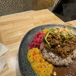 カレー サファリ - 付け合わせは　タマネギ、赤キャベツ、豆カレー