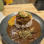 カレー サファリ - 上にキーマ下にチキン｡ピーマンとナッツも良い風味｡