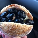 ふっくら黒豆に柔らかい練乳クリームが溢れそうな丹丹フランス199円