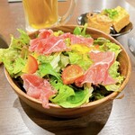 居酒屋ダイニングひみつきち - 生ハムサラダ
            色鮮やかな感じでした