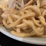 ラーメン 盛太郎 - 麺は太く少し平麺、短め、かため