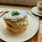 コナ・コナ・カフェ - パンケーキ、マカダミンナッツソース