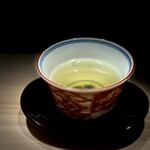 くるますし - 炙り魚が出た後は、必ずこれ。 その魚の骨で煮出した吸い物。 ほぼ調味なしです。 これがね、驚きの炙り料理で躍った気持ちをほっと静めてくれるんです。