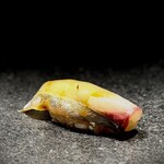 くるますし - シマアジ。 言わずと知れた、江戸前の高級タネ。 香る鮨の定番ですね。 身の下にはしっかり香りの爆弾も仕込まれてます。 香り、旨味、食感、すべて完璧。 旨すぎます。