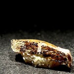 くるますし - イサキ。 藁で燻して、そのあと炙って、香りの二重奏。 そこに赤酢の香りが重なります。 少し酢が立ち気味のさっぱりしたシャリと炙り魚。 鮨好きにはもう説明はいりませんね。