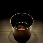 くるますし - 味噌汁。 やっぱ、僕ら日本人は、これいただくと、なにかしら心の中で 落としどころを得た感じになりますよね。 今日も旨かったー。 ちょっと危なかったー。 変なお兄さんやオネーサンに捕まらないよう、気を付けてホテル まで帰ろー。