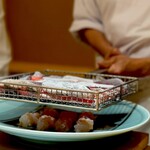 くるますし - 身を刻んで繊維をほぐして、握って、炭火で炙ります。 大皿にいっぱいイセエビ鮨が並んだんで、座敷はないし、「配達？」って 聞いたら、大将がUber eats用 だって言うからカウンターが大笑い。 ハンディーバーナーなんて無粋な機械は使いません。 炙り具合は上からは見えないので、弟子くんが炙って、大将が横から 何度もチェック。 二人がかりで大変な料理です。