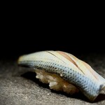 くるますし - 白身の王や炙りや脂や、もう重量級のすんごいタネが続いたあと、 これはうれしいですね。 うーん、やはり、小肌はこのタイミングでしょう。 一発目の名刺代わりに出す、都内の超有名店もあるんですけど、僕は このタイミングがいいな。 しゃきっとする酢だち、やわらかくシャクシャクの食感。 発酵香がすべてを整えて、さぁ、第二幕へとまいりましょう。
