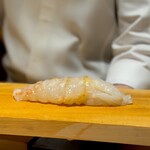 くるますし - イセエビ。 1kgの超大物。 実は千葉が一大産地です。 なら、チバエビだよね！って大将に言ったら、じゃぁ愛媛産は伊予エビ ですねって（笑）。 実はイセエビ、あまり興味ないんです。 でっかい筋繊維が大味過ぎてあまり好きじゃないというか。 ですが、この店にかかると・・