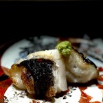 くるますし - これもこの店の春のスペシャリテ。 そして僕が大好きな料理。 今回も期待してた！ オコゼの炙り。 皮をバリバリに炙ると、皮目と白身の間のコラーゲンが溶け出してプルプルに。 こちらもコラーゲンたっぷりの白身は10％の生感を残します。 自身の脂で揚げたような香ばしい皮にプルプルしっとりの食感。 見た目地味ですが、精緻な火入れが為せるすごい料理なんです。