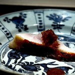 くるますし - キンメの炙り。 でっかいキンメの半身を大将が火入れします。 皮は自身の脂で揚げたようになり、温度差が白身に グラデーションを描きます。 皮の反対側はほぼ生です。 大将が切り分けるたびに、スーッ、ザクッと美味しい音がします。 季節で使う魚は変わりますが、この仕立て方もこの店のスペシャリテ。 繊細な火入れは、日本料理、フランス料理をも軽く凌駕します。