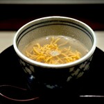 くるますし - このこ（ナマコの内蔵）とさざえの茶碗蒸し。 とは言え、さざえのすり身を蒸したもの。 餡は先程のアワビの出汁。 苦みと海感は、茶碗蒸しというより、さざえのフランという感じ。 もうこれ、フランス料理でないの？（笑） 珍味のこのこ。 ものすごく奥深く、繊細な大人の味わい。 箸休めの料理なのに、旨すぎてサジが止まらないよ！
