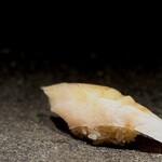 くるますし - 箸が止まらないまま、こんどは手づかみで。 ここから握り。 しっかり熟成が完了したクエです。 白身の王です。 しっとりと柔らかくなった上質で脂がのって旨味があふれます。 フォルムも美しい。