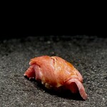 くるますし - 大トロ。 中トロの3倍くらい、脂の融点が低そうな、もう指で触れる前から とろけちゃってますよ、これ。 薄い切り身を2枚重ね。 マグロは飲み物だった、ってヤツです。