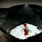 くるますし - 巨大なトラフグを厚めの細切りにして、薬味とポン酢で和えたところに 熱々の白子ソース。 鉄刺にはないグリグリの抜群の歯ごたえ、プルプルの湯引き、爽快 で引き締まった下味に濃厚で清澄な味わいの白子を絡めます。 この料理は春のスペシャリテとして定番になりつつあります。