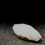 くるますし - アオリイカ。 少し白く飛んでますが、縦横に包丁が細かく入ってます。 こうすると旨味、甘みが素早く味蕾に届きますからね。 だけど、僕は、スーッと3,4本、包丁を入れて、サクッとした食感の ゆっくり甘みが届くイカのほうが好きなんです。