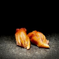 くるますし - 赤貝。 ザクッザクッと解けかけた固い雪を踏み固めるような勢いのある食感 と海感が赤貝の美味しさ。 でっかい赤貝なので半分に切ってもらいました。 これから貝の季節ですね。