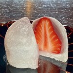 たでの葉 - いちご大福
      ひとみさんに切っていただきました♪
      ここのいちご大福、めちゃ美味しい！！
      餡子は赤坂青野さんから。
      苺の甘酸っぱさに上品な美味しさの餡子が、抜群に旨いのです♪