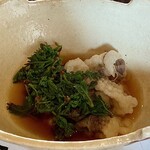 たでの葉 - 鍋 月の輪熊 花山葵
      食感のしっかりとした月の輪熊は薄切りに。
      月の輪熊の強い脂の旨みに、花山椒の香りが爽やかな演出。汁は醤油の自然な仕立て、さっぱりしながらも強い旨みがあり、この鍋最高に旨いっす♪