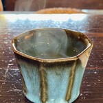 たでの葉 - 骨酒（タカハヤ）
      これは熱々！
      囲炉裏の上に吊るし乾燥しています。
      
      川の最も上流に生息するタカハヤ、水中昆虫や川に落下した虫、石に付着した藻類などを食べる雑食性の川魚です。