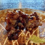 たでの葉 - スッポンタレ焼き 長崎県産養殖物
      肉肉しいスッポンはワイルドに手づかみでワシワシと！
      強い旨みですね♪
      脂もありますがさっぱりとして上品な食べ易さ。
      タレはスッキリ味、山椒で味変、こりゃ旨い！！