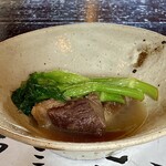 たでの葉 - 月の輪熊 煮込み 付け合わせに天然シャク
      この時期いただける月の輪熊は、害獣駆除として捕獲された個体。
      筋肉質でワイルドな噛み心地ですが硬いのとは違います。
      脂に強い旨みがあり、これも実に美味しい♪