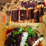 たでの葉 - 鰻 炭火焼き 浜名湖の養鰻（1尾2Pサイズ）
      500gと大きなうな様を輪切りで焼くのが小鶴さん流♪
      皮のパリッとした焼き上がりに身はふっくらと、タレの味わいスッキリにめちゃ美味しい！
      木の芽が良き！