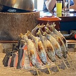 たでの葉 - 岐阜県高原川の天然のヤマメを炭火焼きにしています。
      ヤマメは河川に残留した川魚、ヤマメが降海（こうかい）し海で育ち、再び川を遡上し産卵する物がサクラマスです。