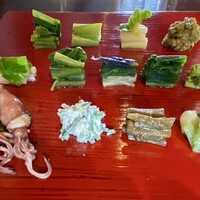 たでの葉 - 春の山菜盛合せ！
                    山菜は秋田からの天然物ばかりです。
                    シャキシャキな食感であったり、ぬめり、ほろ苦さ、心地良い辛みなど、感じ方が異なる山菜をいただき、まさに山の恵みをいただいている気分となります♪