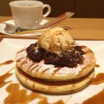 IZUTSU CAFE - ホットケーキ　黒糖きなこアイスと大納言小豆添え