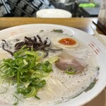 博多ラーメン 山桜 - 泡立ったスープ